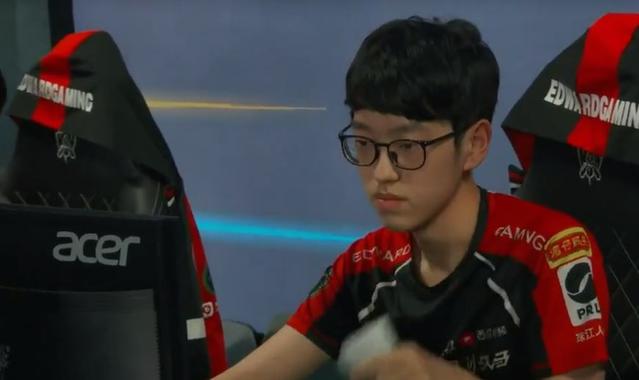 官方：捷克主力中后卫维蒂克因伤退出国家队